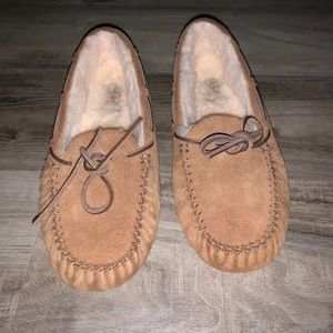 Ugh Dakota Moccasins